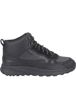 Scarpe da trekking nere a mezze altezze con materiali misti: tomaia in sintetico liscio, dettagli testurizzati, punta rinforzata e lacci a motivo.