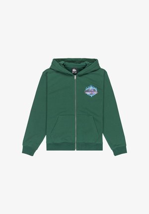 Grüne Kapuzenjacke mit durchgehendem Reißverschluss und Fronttaschen, samt einem blauen Flammenlogo mit einer Wellen-Grafik auf der linken Brust.