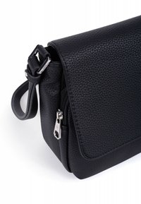 Borsa a tracolla in pelle nera con texture, chiusura a patta, dettagli in argento e scomparto con zip sul lato.