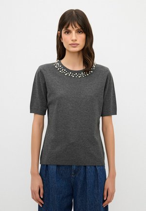 Donkergrijze T-shirt met korte mouwen en een ronde halslijn, versierd met meerdere witte kraalaccenten langs de kraag. Zacht, textuurstof.