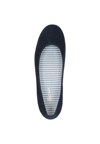 Ballerina piatta in suede blu navy con punta arrotondata e bordo elasticizzato. L'interno presenta una soletta a righe bianche e blu. Nessun hardware visibile.