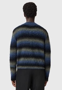 Moški pulover z mehko teksturo, z vodoravnimi črtami v modrih in sivoh tonih, okroglim izrezom ter z rebrastimi manšeti in robom.