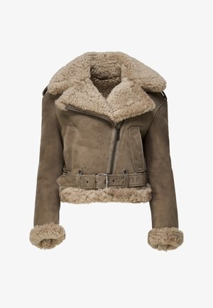 Barna báránybőr kabát széles gallérral, övvel a deréknál és puha béleléssel. Cipzárakkal és két oldalzsebbel rendelkezik. Rövid, testhezálló fazon.