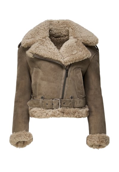 Veste en peau retournée marron avec un large col, une taille ceinturée et une doublure duveteuse. Dispose de fermetures éclair et de deux poches latérales. Design court et ajusté.