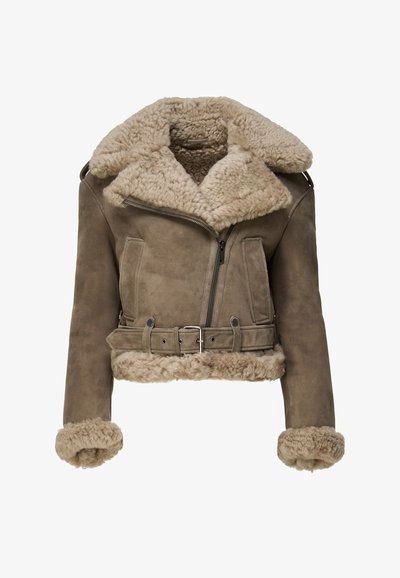 Veste en peau retournée marron avec un large col, une taille ceinturée et une doublure duveteuse. Dispose de fermetures éclair et de deux poches latérales. Design court et ajusté.