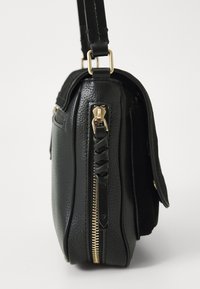 Borsa a tracolla in pelle nera con finitura testurizzata, zip e accessori dorati. Presenta un'accents intrecciato e una tracolla regolabile per maggior versatilità.