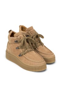Khaki suède enkellaarsjes met ronde neus, geg Textuur bovenkant, metalen oogjes en platte veters. Voorzien van een geribbelde rubberen zool voor betere grip.