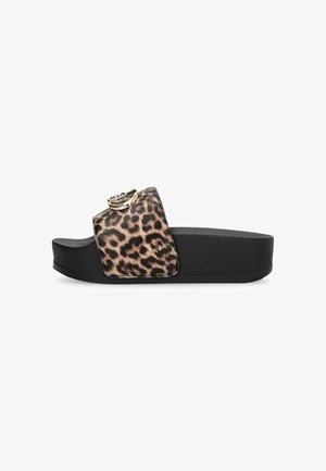 Leopardmønstret slip-in sandal med sort gummisål, en bred rem med guldfarvet hardware-detalje og flad sål for komfort.