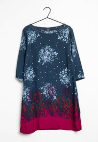 Laivastonsininen mekko, jossa on vaaleansinisiä ja vaaleanpunaisia kukkakuoseja, ja jota koristaa tummanpunainen helma monimutkaisilla kuvioilla. Kevyt, lyhythihainen malli.