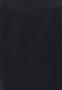 Tessuto blu scuro con sottili strisce verticali azzurri. La texture appare liscia con una leggera lucentezza, suggerendo un design su misura.