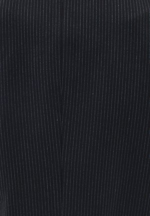 Tela azul oscura con finas rayas verticales en azul claro. La textura parece suave con un ligero brillo, lo que sugiere un diseño a medida.