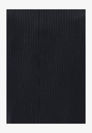 Tumma sininen kangas, jossa on ohuita vaaleansinisiä pystysuoria raitoja. Pintakuviointi näyttää sileältä ja siinä on hienoinen kiilto, mikä viittaa muotoilevaan suunnitteluun.