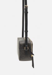 Borsa a tracolla nera in pelle con hardware dorato, chiusura con zip, forma rettangolare e motivi a logo in rilievo. Cinghia regolabile.
