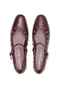 Ballerine in pelle borgogna Mary Jane con borchie argentate lungo i bordi e cinturino regolabile, marchiate "Martinelli 1973" all'interno.