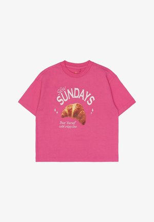 Tricou roz din bumbac cu mâneci scurte și decolteu rotund, având un grafic cu un croissant și textul „Slow Sundays” și „Treat Yourself”.