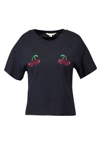 Svart bomullströja med kort ärm och en avslappnad passform, med röda körsbärsdekorationer och gröna blad framtill.