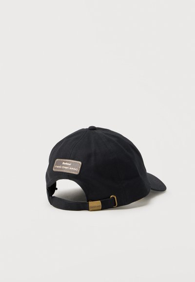 Μαύρο καπέλο μπέιζμπολ με ρυθμιζόμενο λουράκι και μεταλλικό αγκράφα, με ταμπέλα σε σχήμα ορθογωνίου σε χρώμα ταμπά με κείμενο "Barbour Feng Chen WANG".