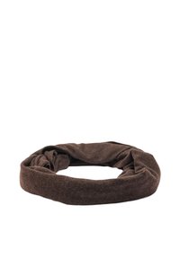 Miękka brązowa tkanina na szyję ułożona płasko z lekkimi fałdami, izolowana na białym tle.