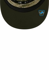 Schwarze Basecap mit Tarnmuster und flachem Schirm, ausgestattet mit einem blauen Löwenlogo auf der Vorderseite und strukturierten Stoffdetails.