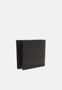 Portafoglio in pelle nera con finitura testurizzata. Presenta una sezione inferiore liscia e opaca e diversi slot per carte all'interno.