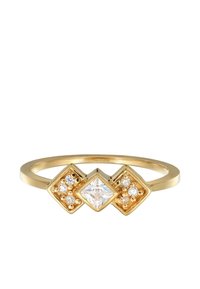 Guldring med tre geometriska former: två guldiga diamanter med texturerade detaljer och en central klar princess-cut sten, prydd med små kristaller.