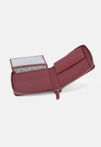 Portafoglio in pelle rossa con finitura testurizzata, chiusura a zip e più scomparti, tra cui slot per carte e un portadocumenti in rete.