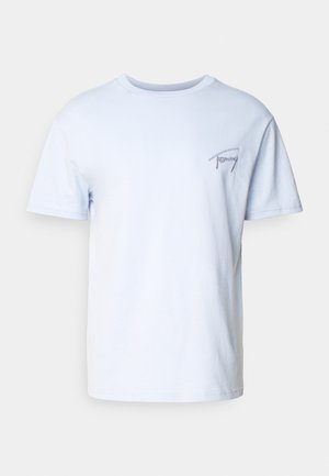 Lichtblauw katoenen T-shirt met korte mouwen, ronde hals en een klein bedrukt logo op de borst. Zachte textuur, eenvoudige uitstraling.