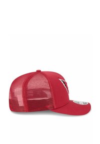 Rote Baseballmütze mit flacher Krempe, ausgestattet mit einem Netzrücken, besticktem Logo auf der Vorderseite und einer strukturierten Krone zur Unterstützung.