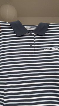 Sort-hvitt horisontalt stripet poloskjorte med svart krage og to knapper, med "SAMSOE"-logo på brystet.