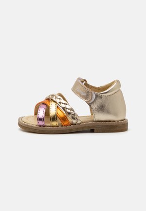 Guldfärgad sandal med flerfärgade metallremmar i rosa, orange, lila och guld; har en krok-och-slits stängning och en platt sula.