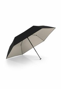 Zwarte en crèmekleurige paraplu met een zesdelige kap, een stevige zwarte steel en een spitse handgreep. De kap heeft een gladde textuur.