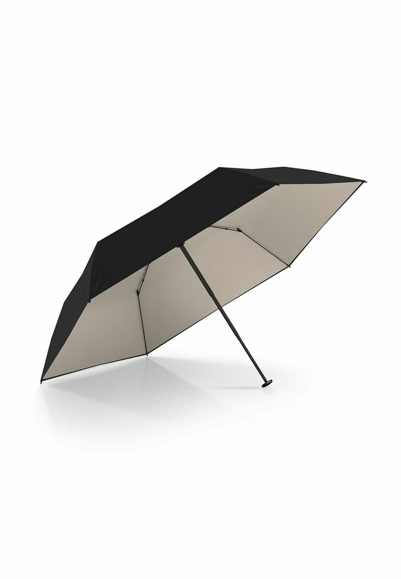 Zwarte en crèmekleurige paraplu met een zesdelige kap, een stevige zwarte steel en een spitse handgreep. De kap heeft een gladde textuur.