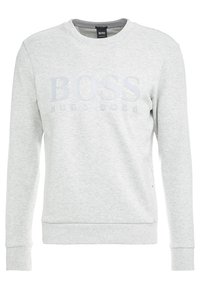 Hellgrauer Langarmpullover mit "BOSS HUGO BOSS"-Prägung auf der Brust, gerippten Bündchen und Saum sowie rundem Halsausschnitt.