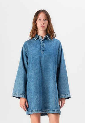 Denimhemdkleid mit klassischem Kragen, langen Ärmeln und lockerer Passform. Der Stoff hat eine hellblaue Waschung und eine glatte Textur.