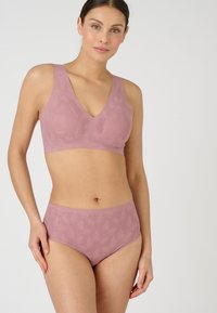 Roze bh en hooggeknipte slipset, met een textuurpatroon, V-hals en brede banden voor comfort. Zacht, rekbaar materiaal.