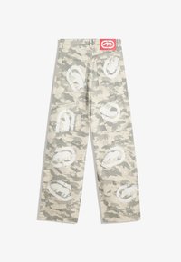 Pantalone sa kamuflažnim uzorkom u sivoj i bež boji, s velikim bijelim logotipima na džepovima i crvenom etiketom na struku. Pamuk.