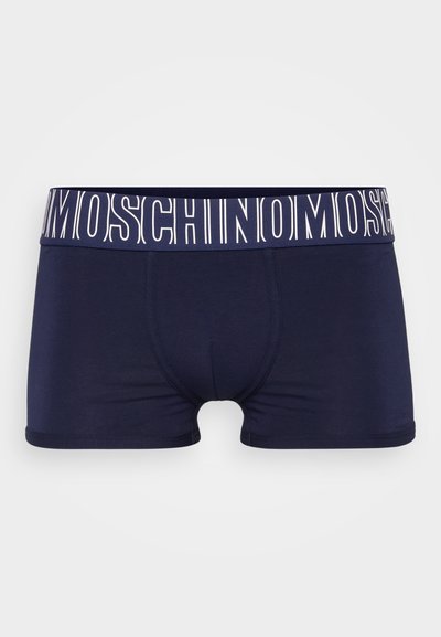 Námořnické modré boxerky vyrobené z jemné tkaniny s bílým logem Moschino na elastickém pásku. Mají přiléhavý střih a hladkou strukturu.