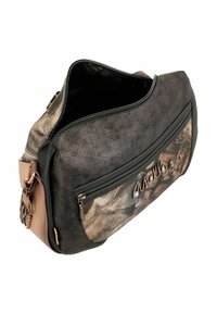 Strukturierte dunkelbraune synthetische Tasche mit dekorativem vorderem Panel, Reißverschluss oben und kleinerer Fronttasche. Akzente aus Metall