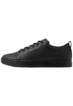 Czarny niski sneaker z sznurowaniem z przodu, gładką skórzaną cholewką oraz subtelnym logo "PS Paul Smith" na boku i podeszwie.