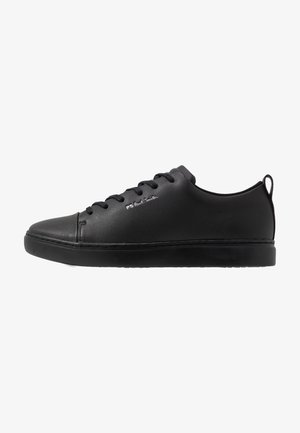 Zwarte lage sneaker met veters aan de voorkant, glad leren bovenwerk en subtiele "PS Paul Smith" branding op de zijkant en de zool.