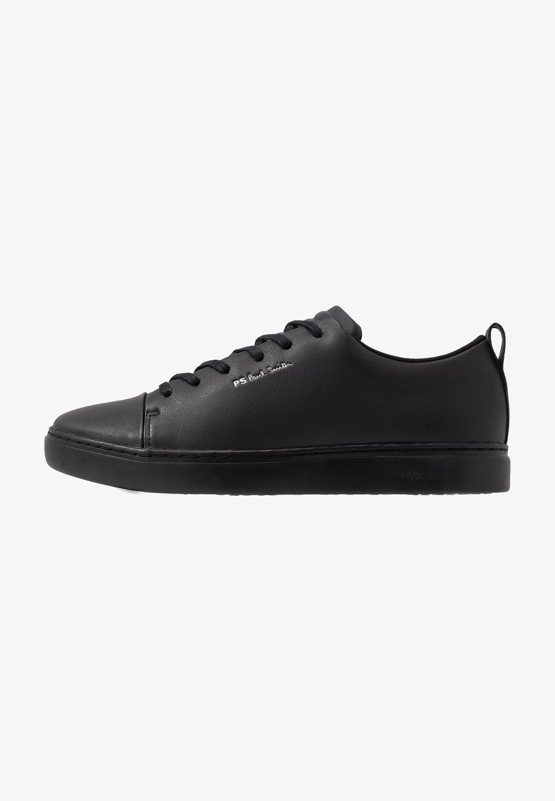 Baskets basses noires avec fermeture à lacets à l’avant, dessus en cuir lisse et marquage subtil "PS Paul Smith" sur le côté et la semelle.