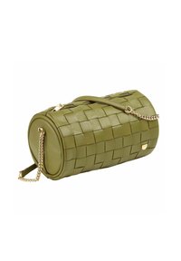 Borsa a mano in pelle verde con texture intrecciata, forma cilindrica e tracolla in catena dorata. Presenta una chiusura con zip superiore e un accento del logo.