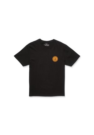 Sort bomulds T-shirt med et lille orange solstrålemønster på venstre bryst. Korte ærmer, rund halsudskæring, almindelig pasform.