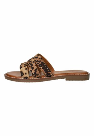 Platte sandaal met bruine leren zool en leopardprintriemen met kleine zilveren studs, open teen en slip-on ontwerp.