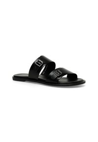 Zwarte schuifsandalen met twee brede banden, voorzien van verstelbare metalen gespen, een platte zool en een gladde matte textuur.