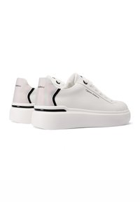 Sneakers bianchi con una finitura simile alla pelle liscia, caratterizzati da un accento scintillante sul tallone e una striscia nera lungo la suola.