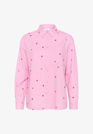 Ljusrosa långärmad skjorta med röda hjärtan, knappstängning fram och en bröstficka. Tillverkad av bomull.
