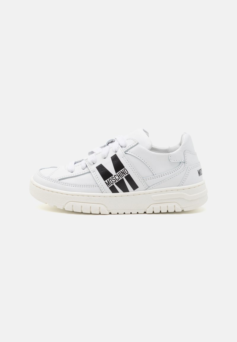 Sapatilha de couro branco com logótipo e riscas pretas, apresentando atacadores redondos, colarinho almofadado e sola de borracha texturizada.