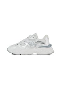 Zapatilla blanca de malla y sintético con parte superior texturizada, cordones prominentes, acentos reflectantes y una suela ligera y esculpida.