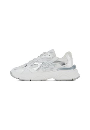 Zapatilla blanca de malla y sintético con parte superior texturizada, cordones prominentes, acentos reflectantes y una suela ligera y esculpida.